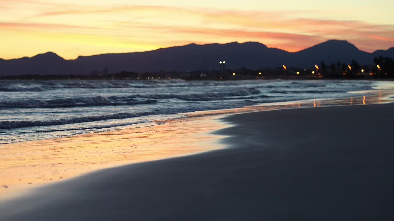 美丽的日落在海边与海浪的蓝色平静的水，海洋海岸与宁静放松的海浪，度假的概念视频下载