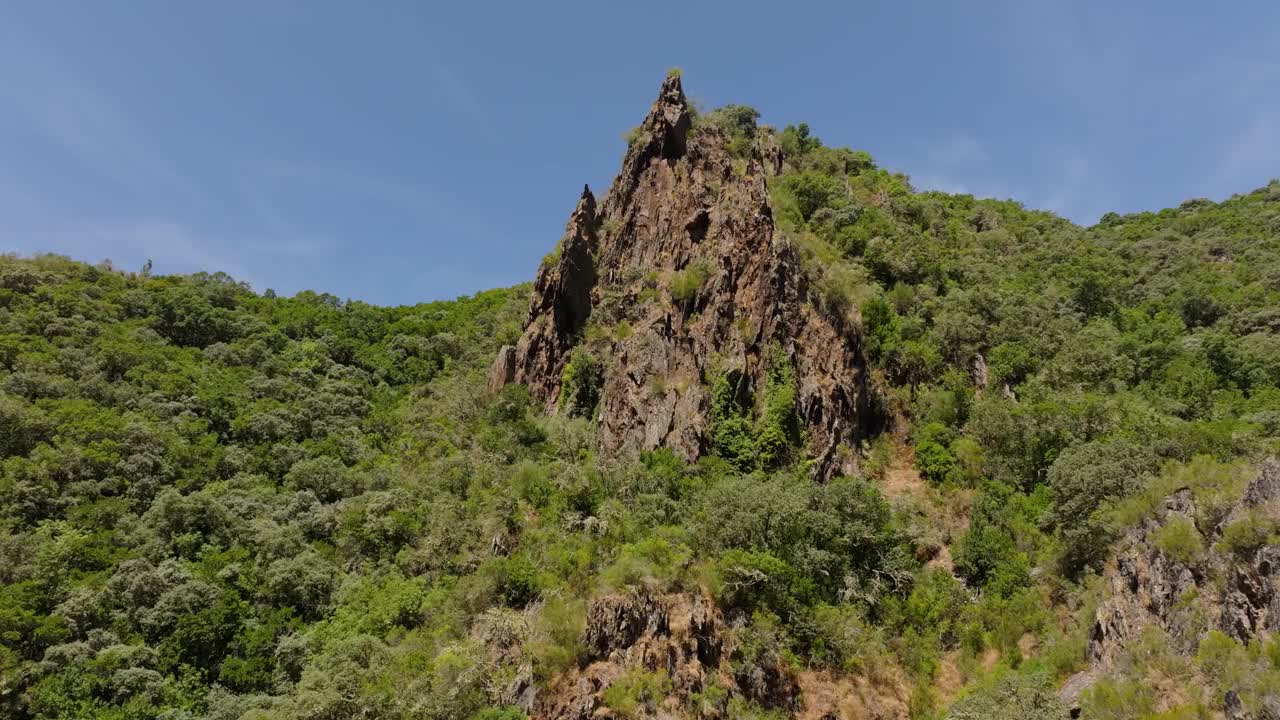 落基山和茂密的植被在恩科罗圣埃斯特沃，西班牙-无人机拍摄视频下载