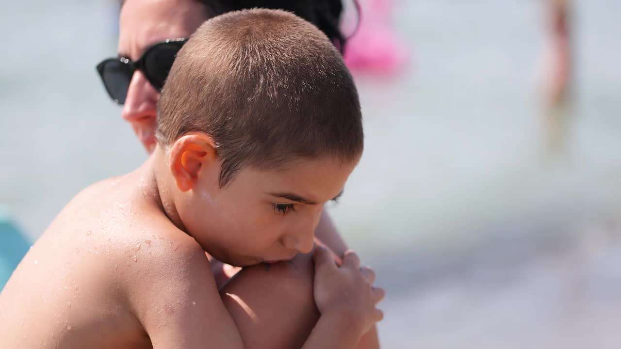 海滩上的母子视频素材