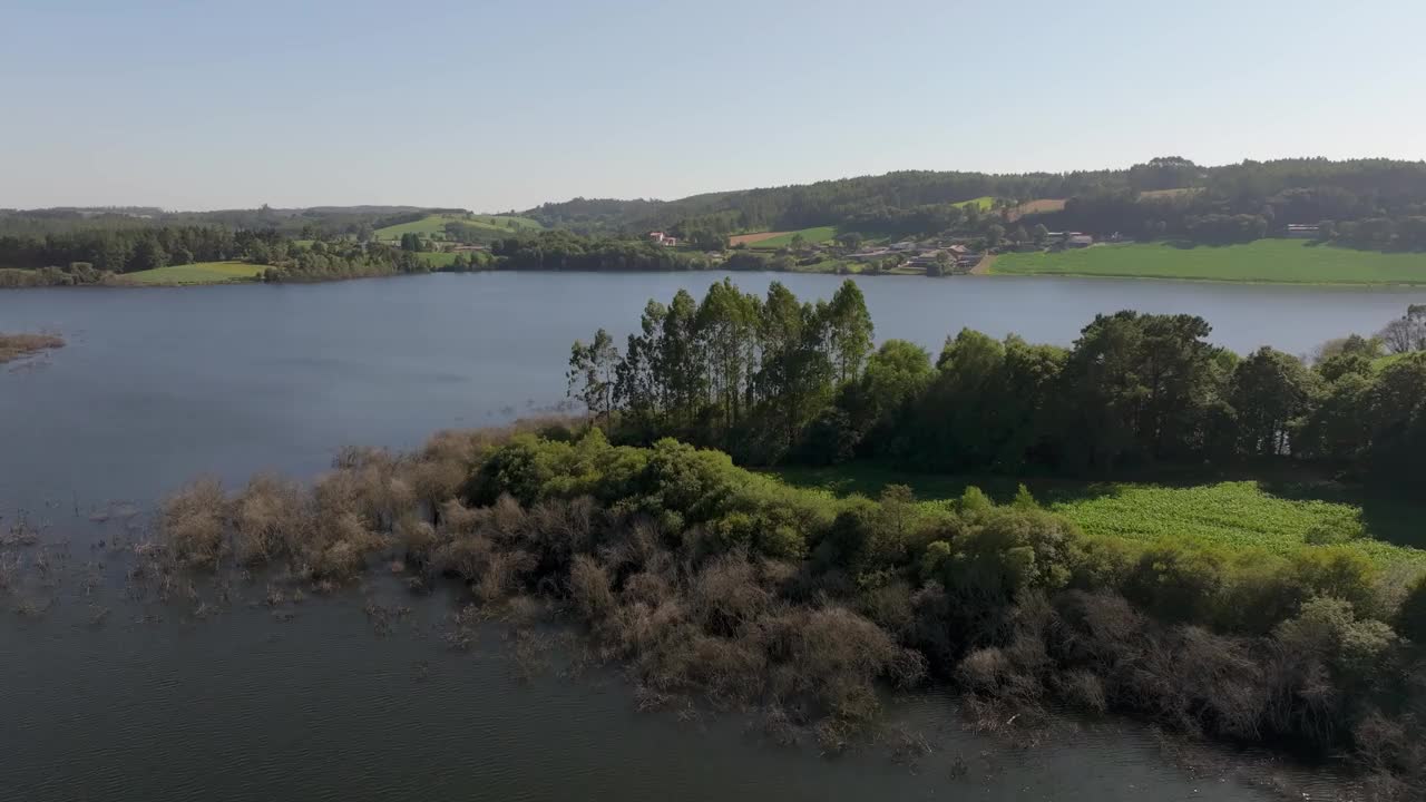 田园诗般的风景湖和山在Villagudín, A Coruña，西班牙-空中无人机拍摄视频下载