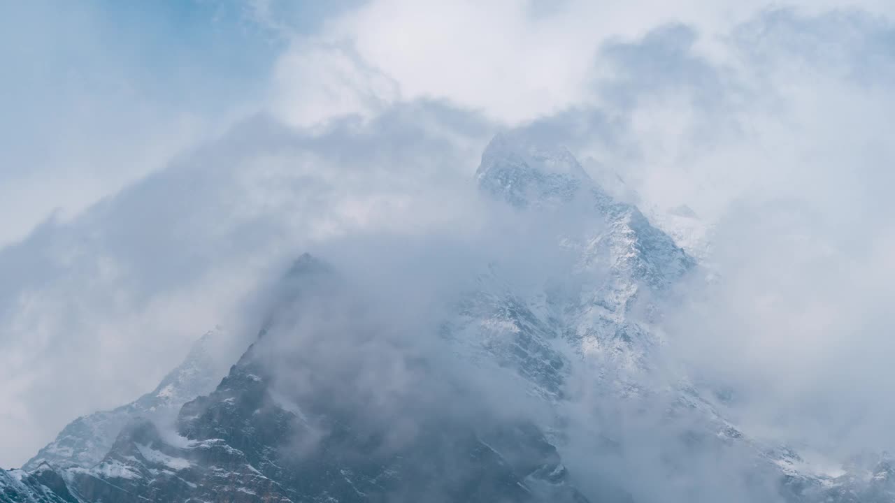 在印度喜马偕尔邦拉胡尔和斯皮提地区的基隆，云层覆盖着白雪皑皑的喜马拉雅山峰。视频下载