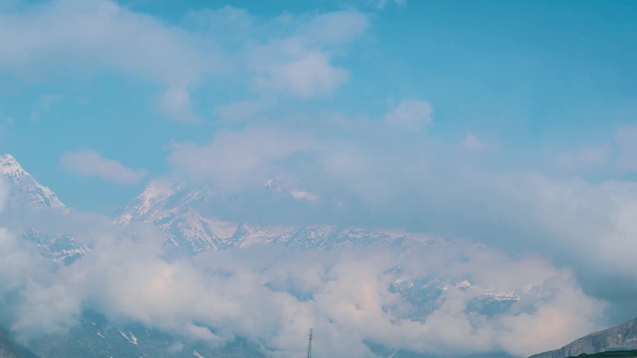 在印度喜马偕尔邦的拉胡尔，季风云在雪山上翻滚。雨后山顶上快速移动的云。旅游的背景。冬季风暴背景。视频素材