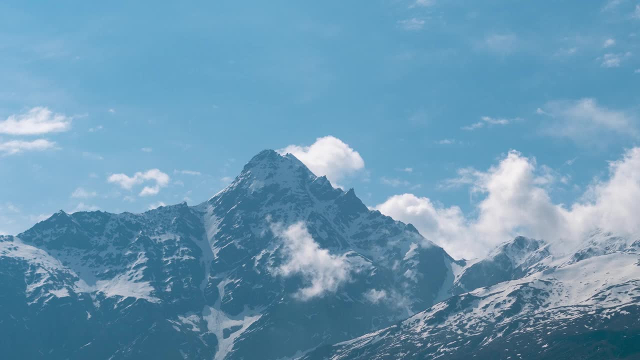 柔和的白云在印度喜马偕尔邦拉胡尔的基隆雪山上移动。山上的季风云。自然景观。史诗般的喜马拉雅山时间流逝。视频素材