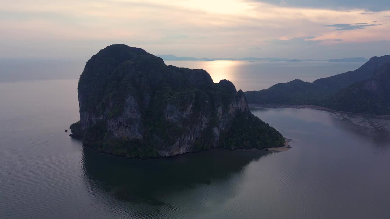 鸟瞰朝迈国家公园白梦海滩的石灰岩悬崖景观。董里,泰国视频下载