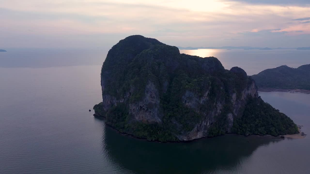 鸟瞰朝迈国家公园白梦海滩的石灰岩悬崖景观。董里,泰国视频下载