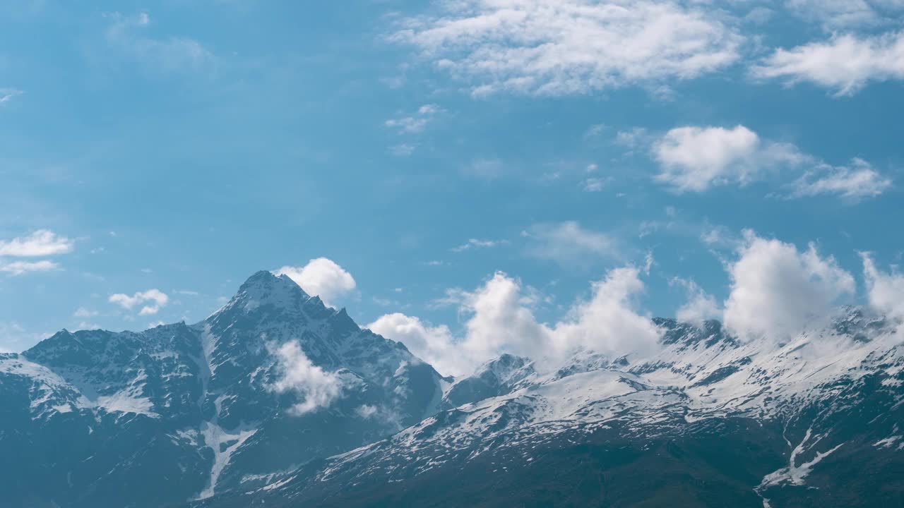 柔和的白云在印度喜马偕尔邦拉胡尔的雪山上移动。山上的季风云。自然景观。史诗般的喜马拉雅山时间流逝。视频素材