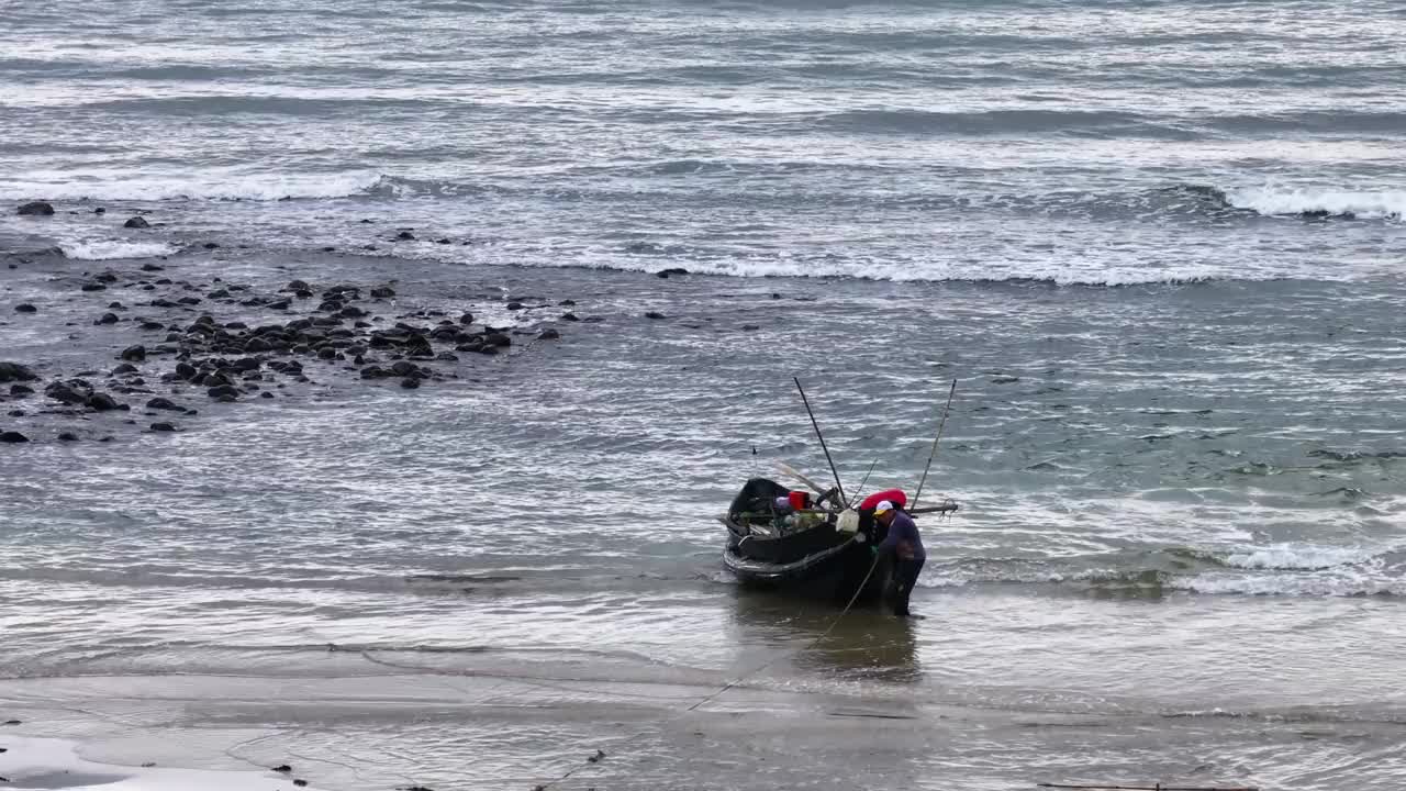 越南海滩上的渔船视频素材