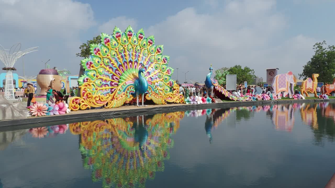 两个孔雀装饰和鸟Pramukh Swami Maharaj百年纪念视频下载