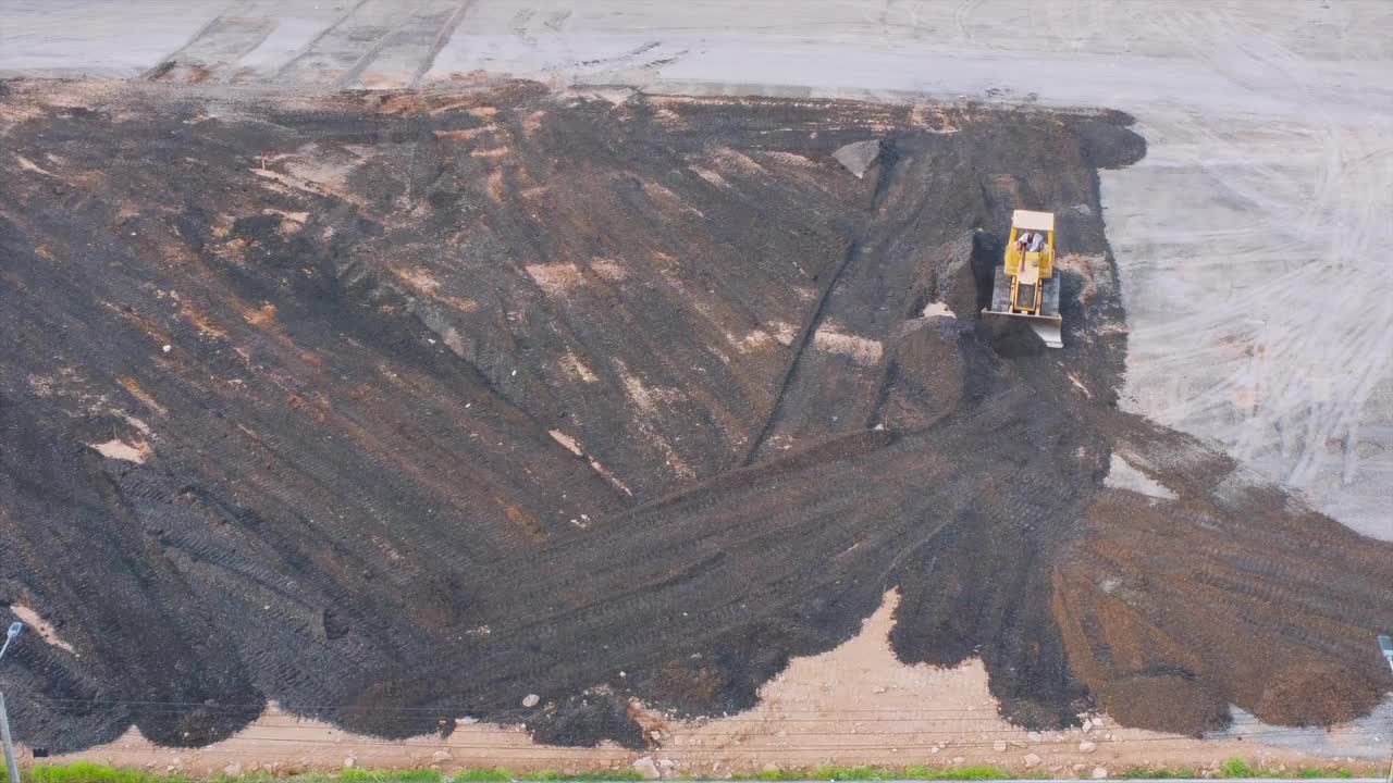 在地面上工作的推土机视频下载