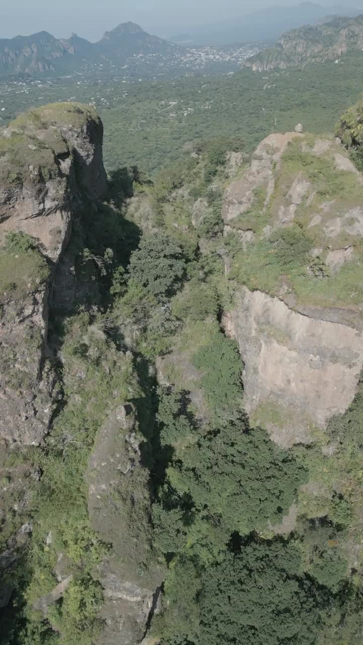 垂直无人机视频。岩层，森林山脉和大型岩层。徒步穿过绿色的森林。徒步旅行的概念。Amatlan、墨西哥视频下载