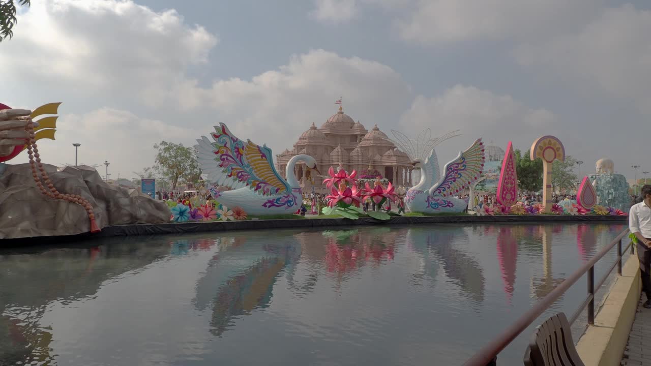 池塘和百年装饰和鸟BAPA Swaminarayan Nagar视频下载