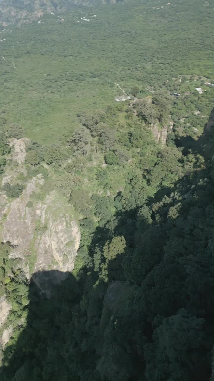 垂直无人机视频。岩层，森林山脉和大型岩层。徒步穿过绿色的森林。徒步旅行的概念。Amatlan、墨西哥视频下载