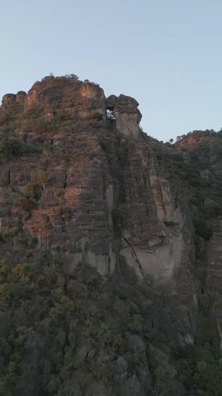 垂直无人机视频。岩层，森林山脉和大型岩层。徒步穿过绿色的森林。徒步旅行的概念。Amatlan、墨西哥视频素材