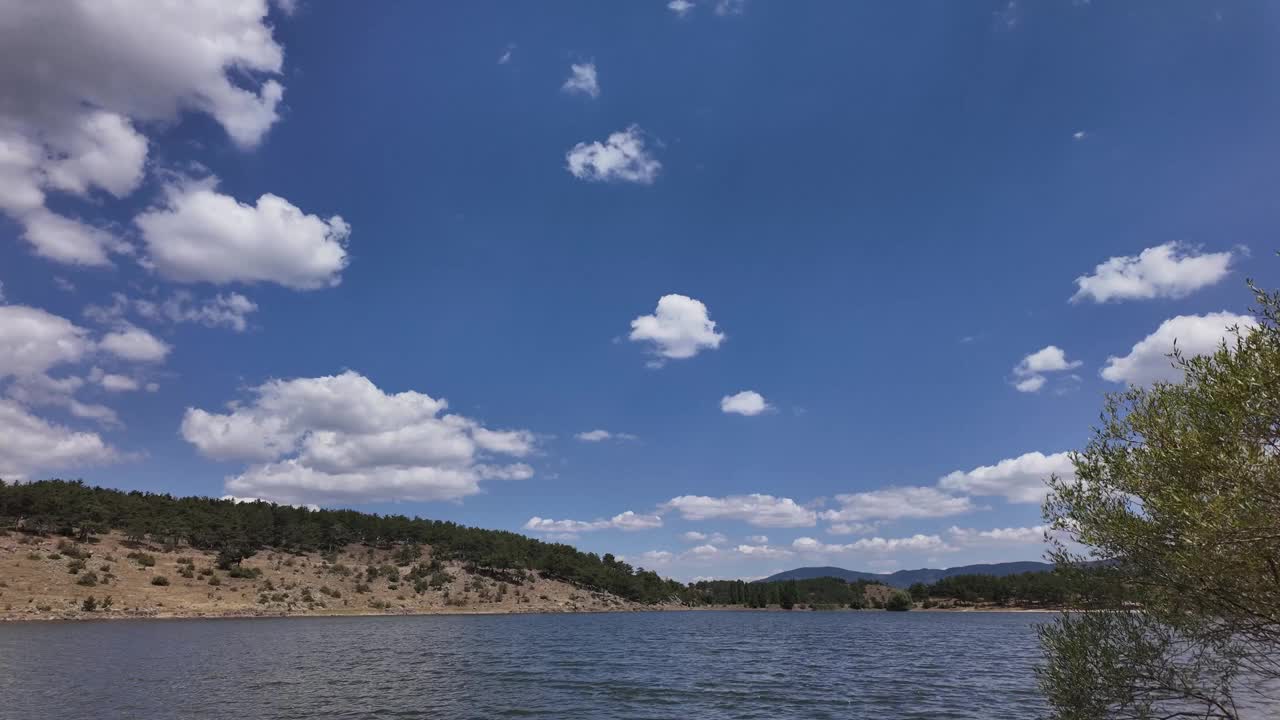 壮丽的云运动的湖的风景的时间流逝视频下载