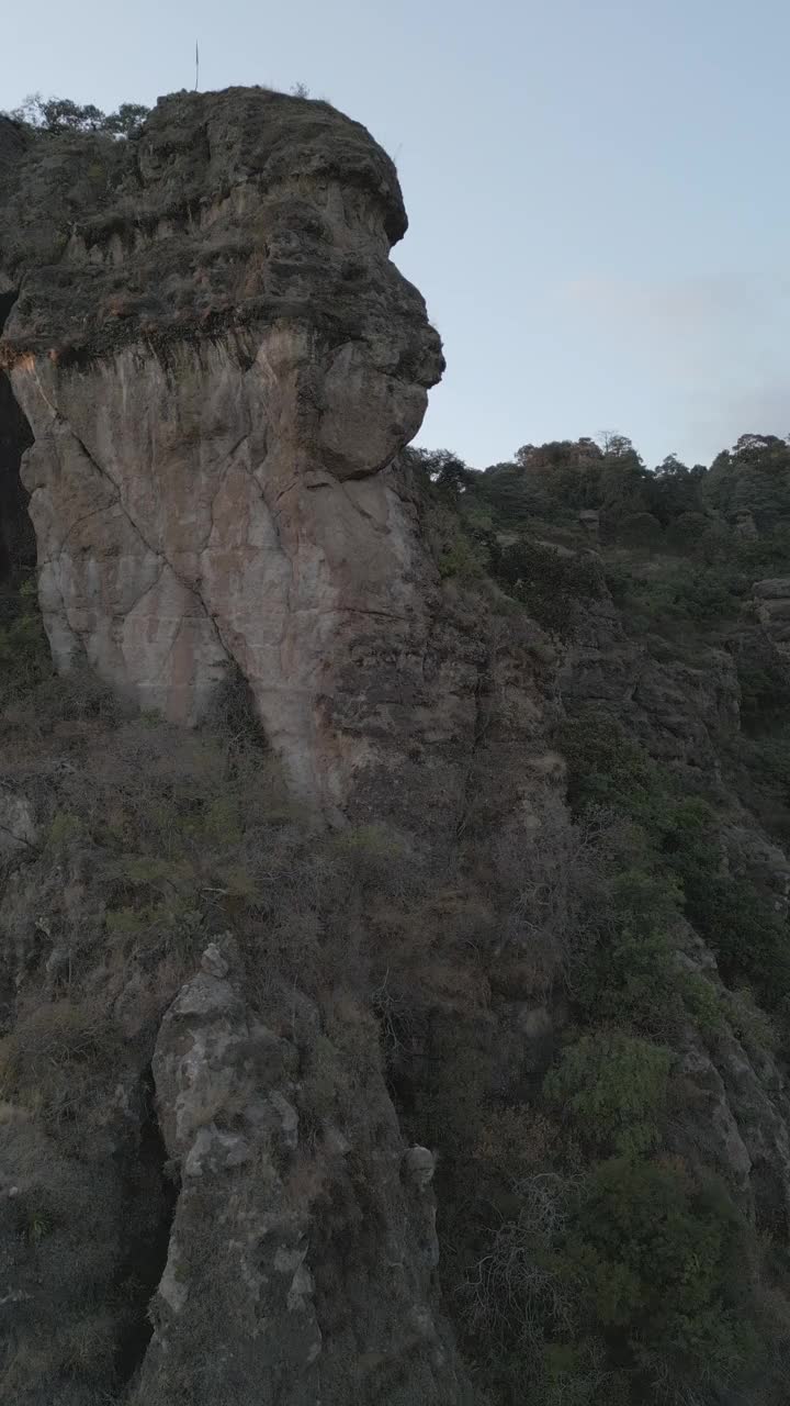 垂直无人机视频。岩层，森林山脉和大型岩层。徒步穿过绿色的森林。徒步旅行的概念。Amatlan、墨西哥视频下载