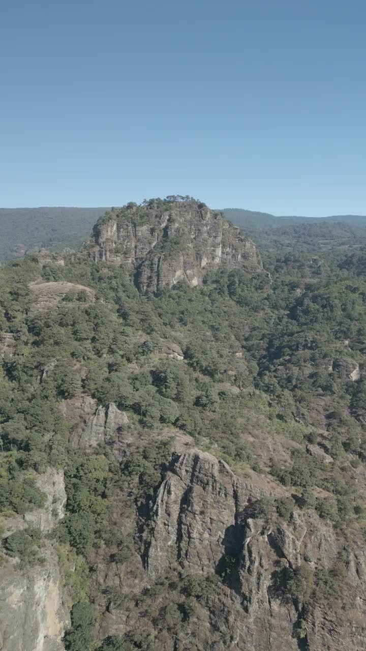 垂直无人机视频。岩层，森林山脉和大型岩层。徒步穿过绿色的森林。徒步旅行的概念。Amatlan、墨西哥视频下载