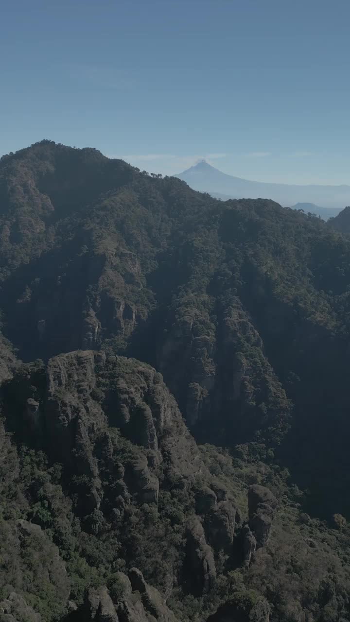 垂直无人机视频。岩层，森林山脉和大型岩层。徒步穿过绿色的森林。徒步旅行的概念。Amatlan、墨西哥视频素材