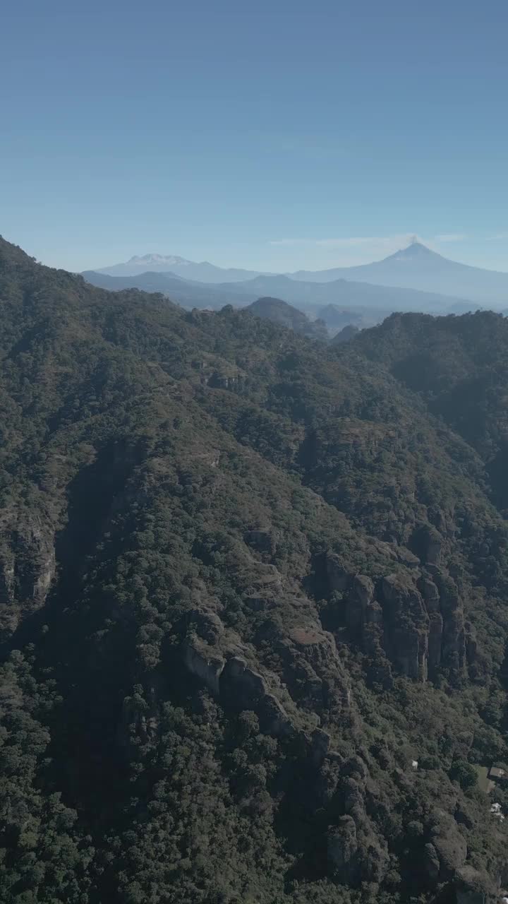 垂直无人机视频。岩层，森林山脉和大型岩层。徒步穿过绿色的森林。徒步旅行的概念。Amatlan、墨西哥视频素材