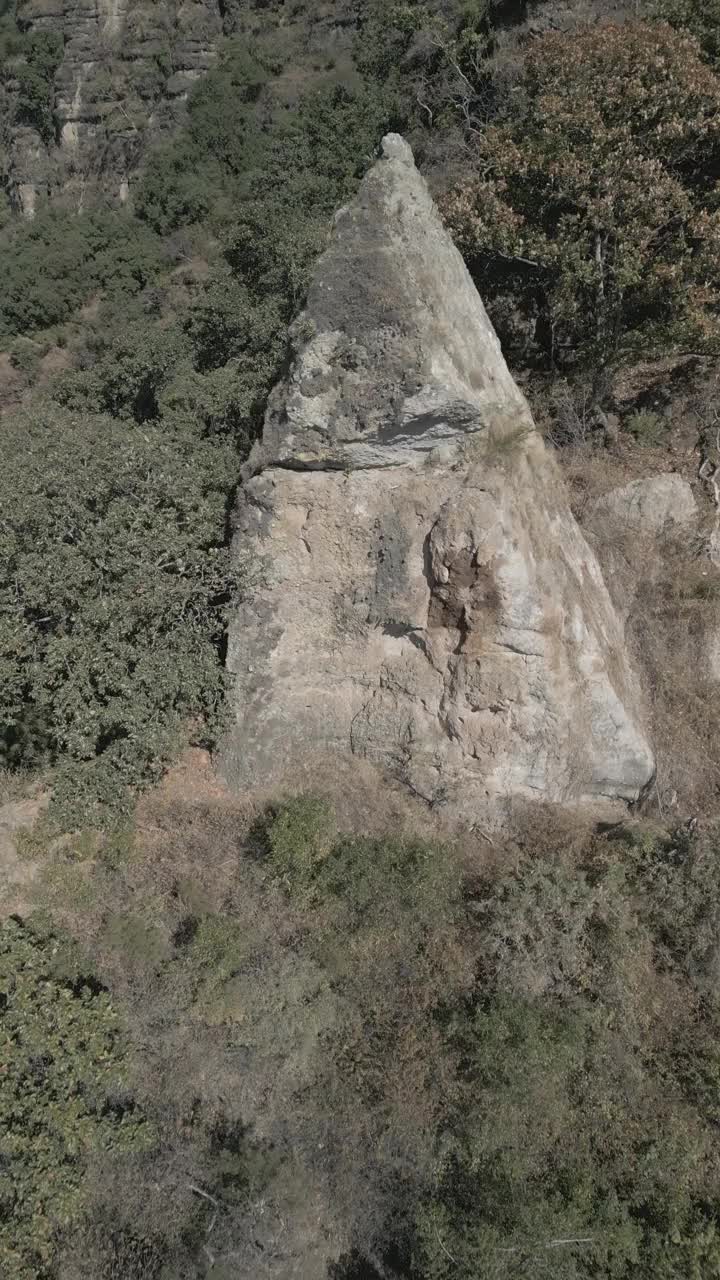 垂直无人机视频。岩层，森林山脉和大型岩层。徒步穿过绿色的森林。徒步旅行的概念。Amatlan、墨西哥视频下载