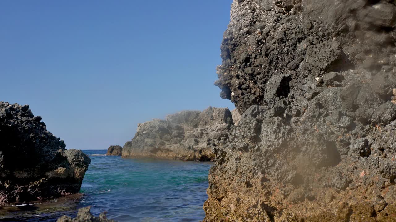 水下植物和藻类生长在靠近海面的岩石上，几乎看不到鱼——在希腊的利姆尼浮潜视频下载