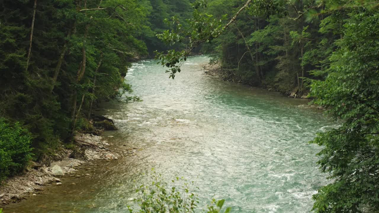 山间河流蜿蜒的河道，水流湍急视频素材