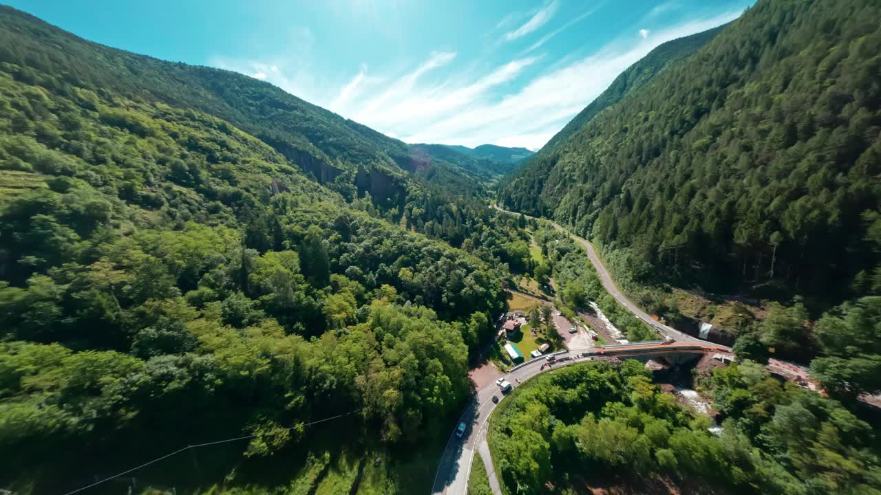 阳光明媚的日子里，葱郁的青山和蜿蜒的山谷，鸟瞰图视频素材