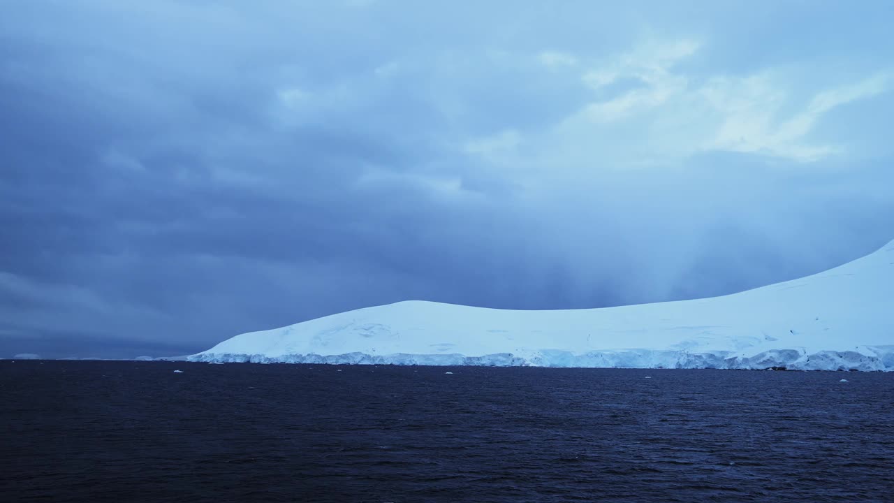 冰帽和冰川在冬天的海洋风景与冰雪，美丽的戏剧性的蓝色海景在南极半岛的南极，寒冷的天气条件视频素材