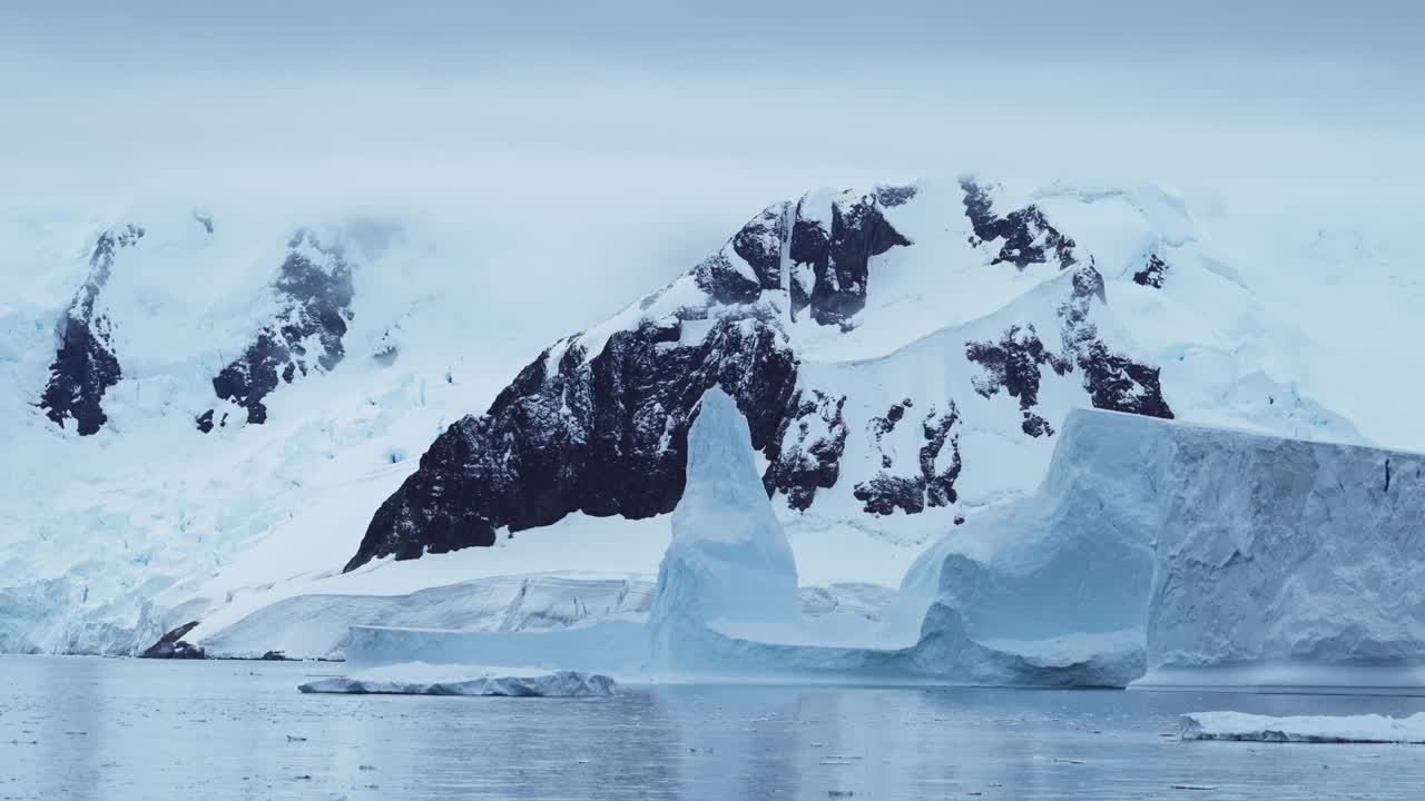 全球变暖和气候变化在南极洲与山和冰山景观风景，海洋和海水在美丽的戏剧性惊人的南极半岛冬季场景视频素材