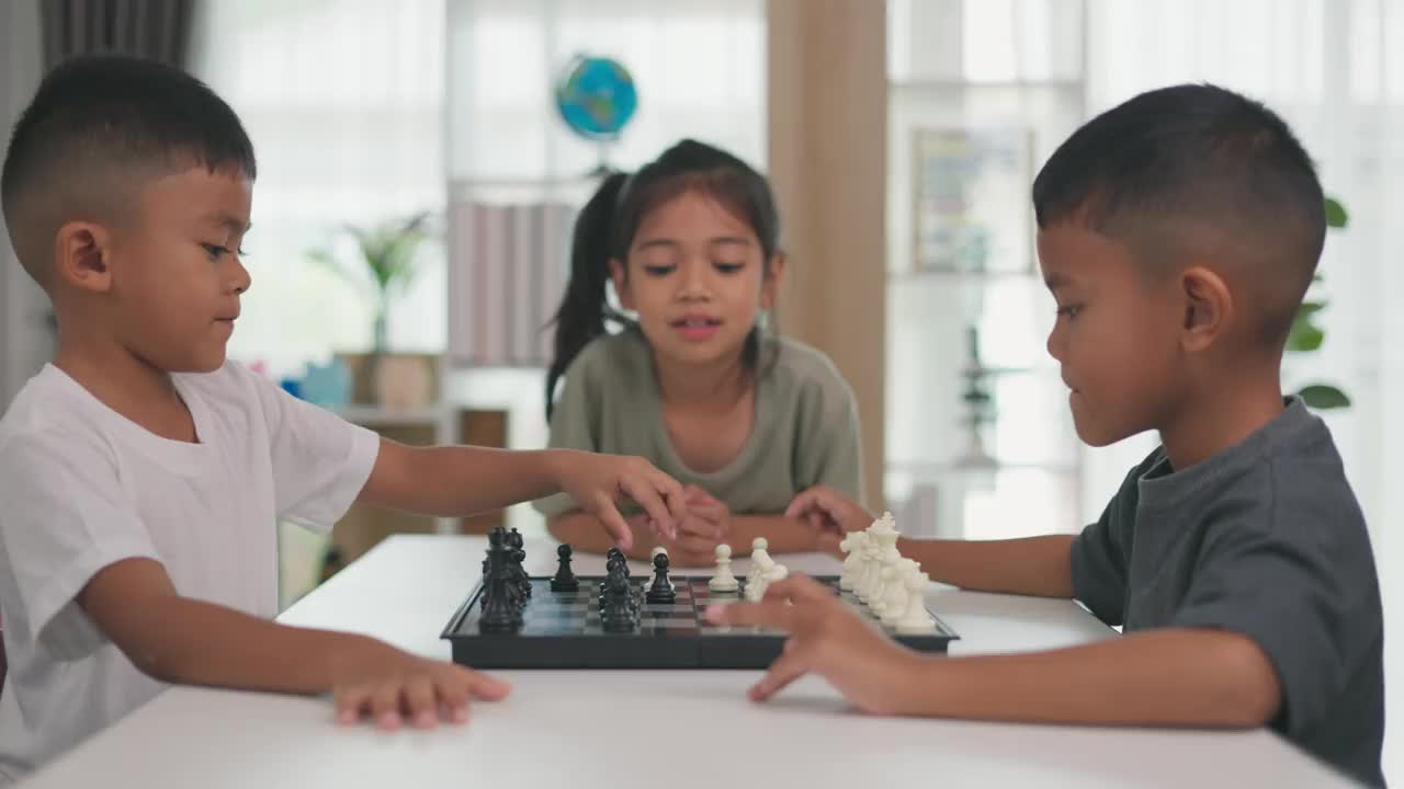 三个孩子在下棋视频素材