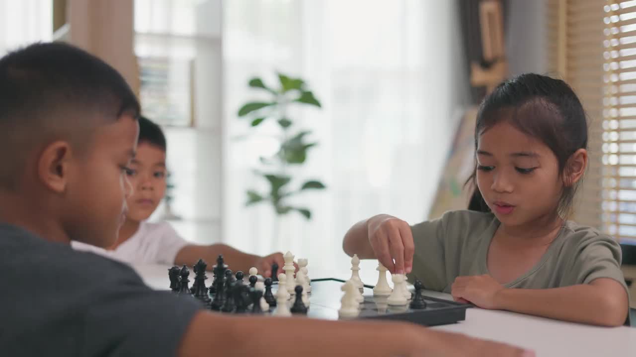 三个孩子在下棋视频素材