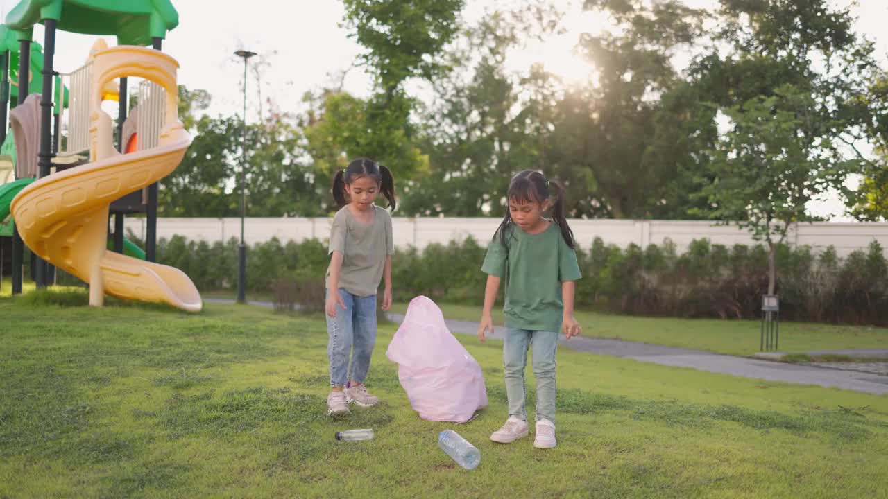 两个女孩收集完塑料瓶后，拍手庆祝自己的成功。视频素材