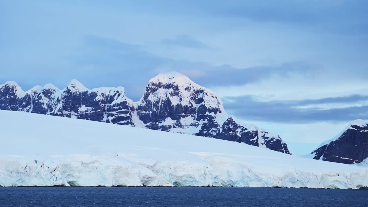 海岸冰川山景、南极山景、冰与海洋海水相融的蓝色冬季风光、南极半岛海岸风光、美剧景海景视频素材