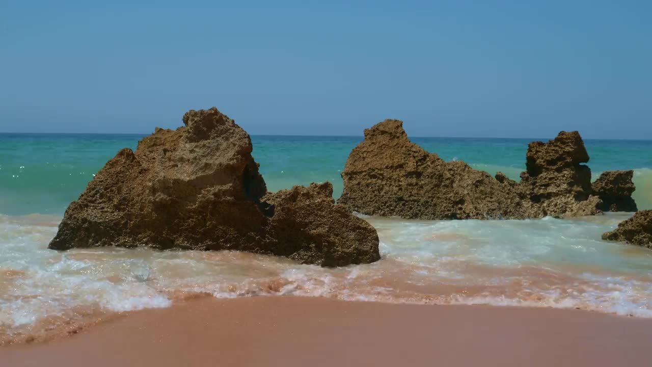 汹涌的海浪冲击着海岸的岩石视频下载