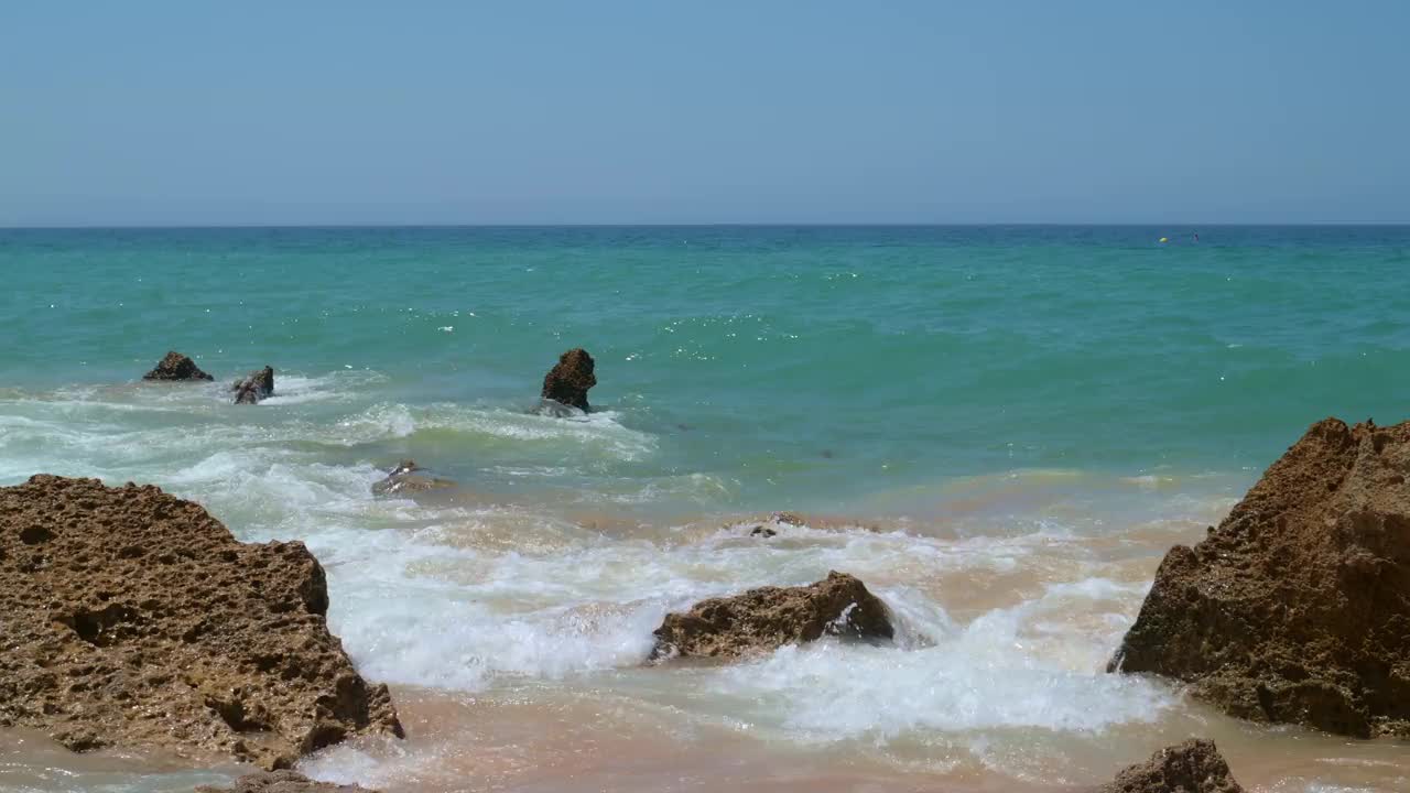 暴风雨的海洋场景与海浪和风视频素材