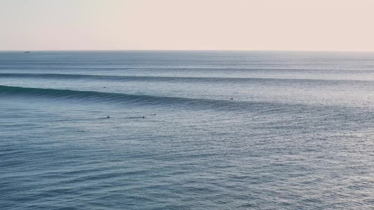 完美的海浪冲浪者在巴厘岛的海洋。无人机的观点视频素材