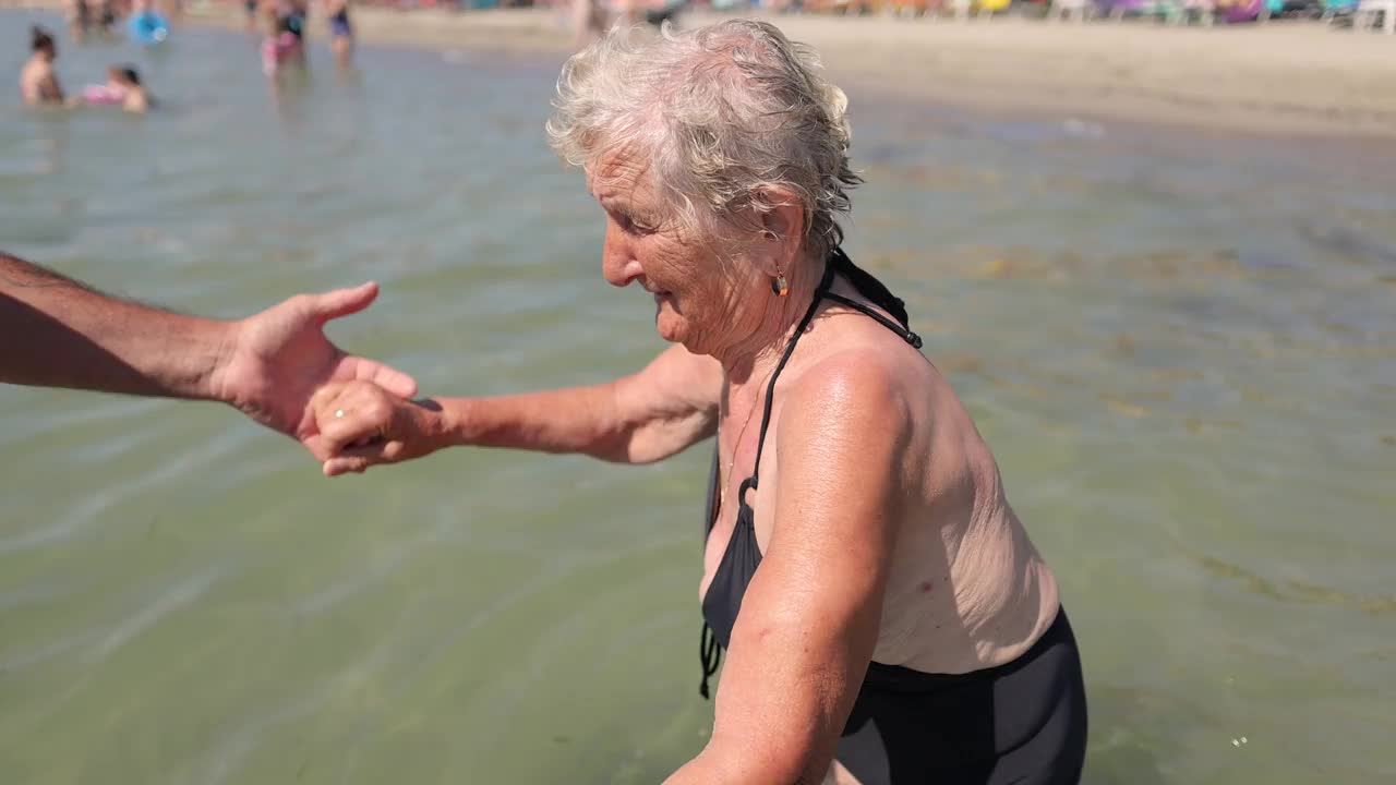 穿黑色泳装的高级女士视频下载