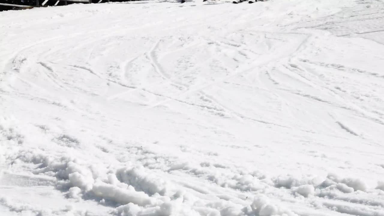 初学滑雪的人在雪坡上滑下来。家庭的周末。视频下载