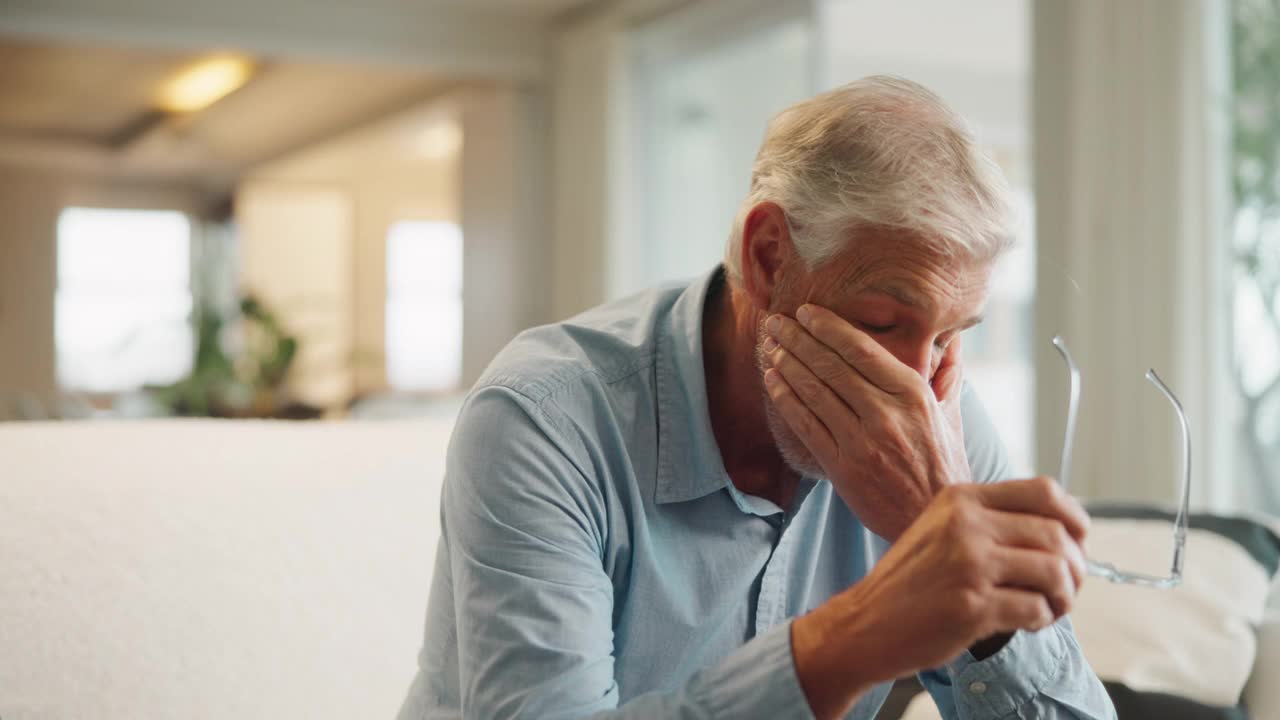 师兄，男主和悲伤的儿子安慰着男主，在家里的沙发上聊天和悲伤的哭泣。老人，在客厅的沙发上安慰痛苦，抑郁和同情视频素材