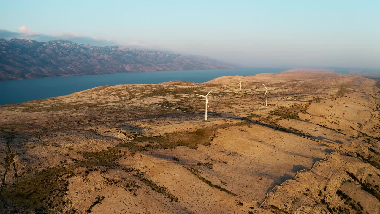 位于克罗地亚亚得里亚海环绕的帕格岛山上的风力发电场鸟瞰图视频下载