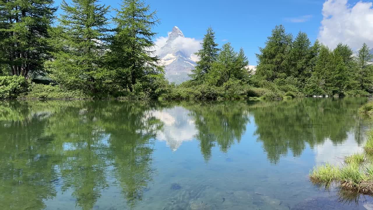 瑞士采尔马特五湖沿线的Grindjisee湖，与马特洪峰山脉的倒影视频下载