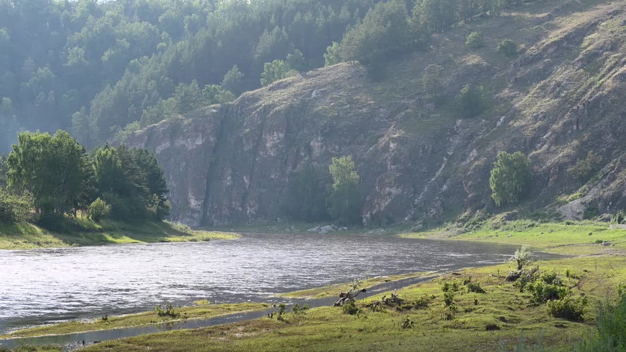 宁静的河流蜿蜒流过宁静的森林山坡视频下载