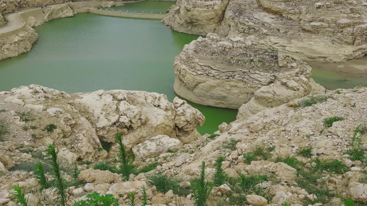 西班牙山中碧蓝的水库视频下载