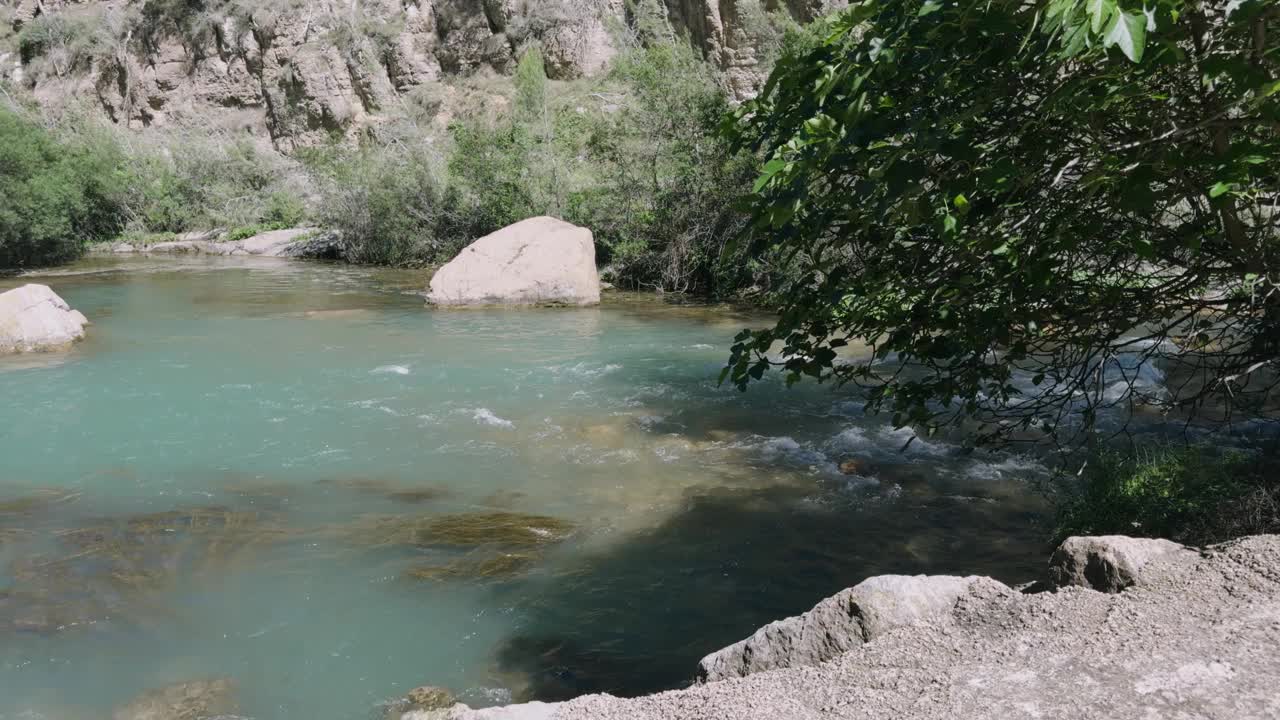 夏天的一天，山上汹涌的河流视频下载