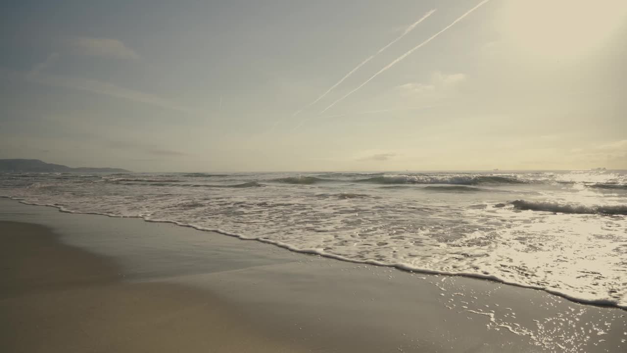 春天沙滩上的海浪视频素材