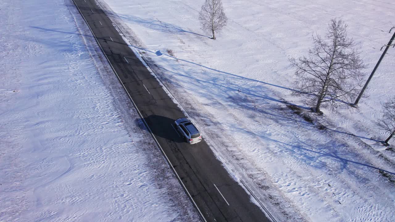 汽车行驶在冬天的森林道路上视频下载