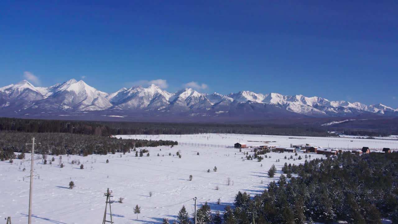 冬季景观有山和森林视频下载