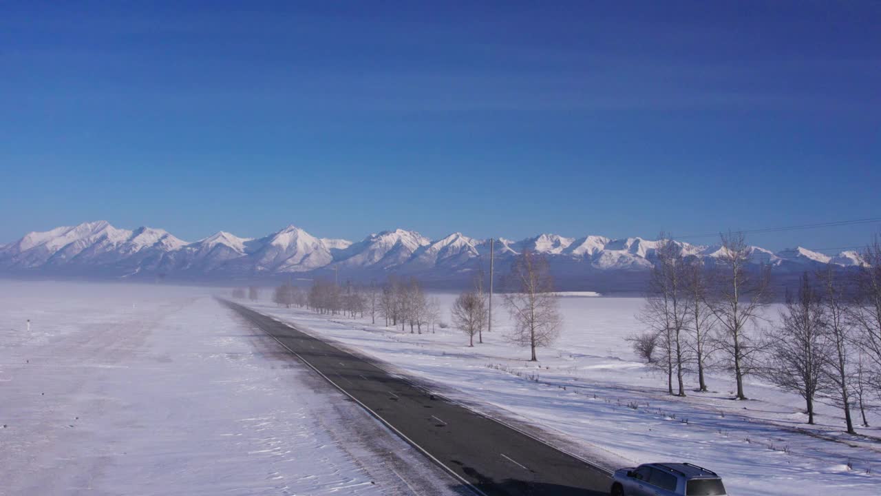 汽车行驶在积雪覆盖的道路上视频下载