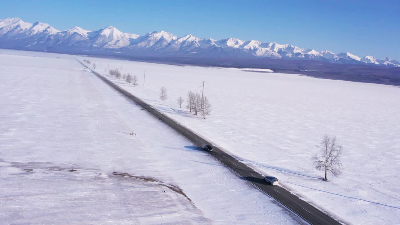 汽车行驶在积雪覆盖的道路上视频下载