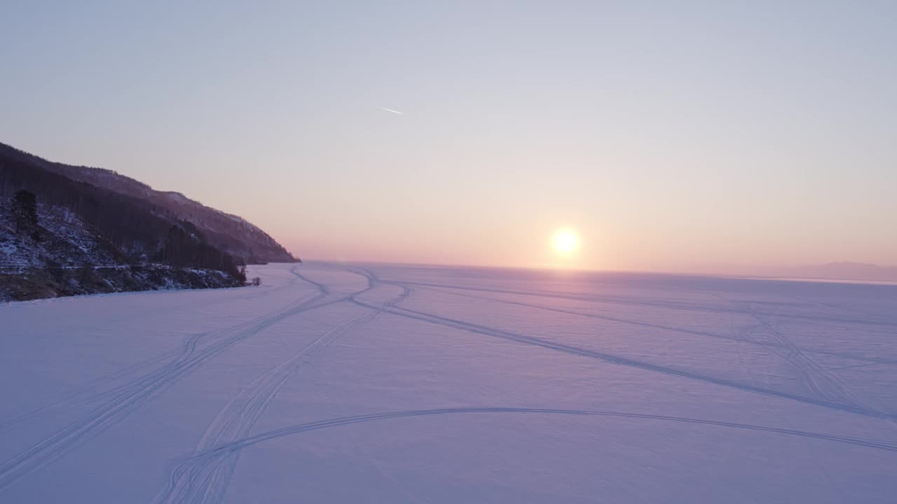 冬季景观与冰冻的湖泊视频素材