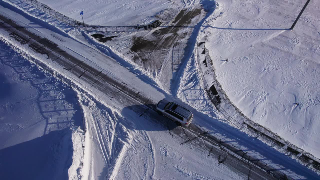 汽车行驶在积雪覆盖的道路上视频下载